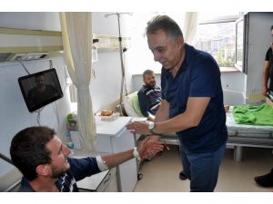 Vali Toprak, yaralı asker ve işçileri ziyaret etti