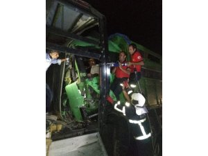 Adana’da kamyon ile araç çekicisi çarpıştı, sürücüler araçta sıkıştı