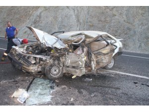 Çekici ile çarpışan otomobil hurdaya döndü: 1 ölü, 1 yaralı