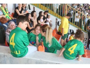 Babası yere düştü, kızı tribünde göz yaşlarına boğuldu