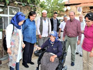 51 yaşında akülü araba sevinci