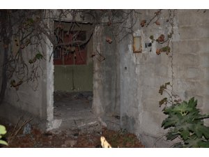 Kötü kokular üzerine girilen metruk binada erkek cesedi bulundu