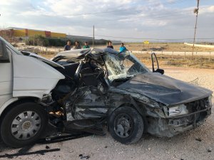 Otomobil ile minibüs çarpıştı: 2 ölü, 3 yaralı