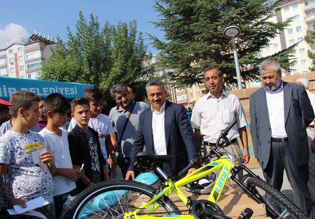 Başkan Tutal, çocukları kask takmaları konusunda uyardı