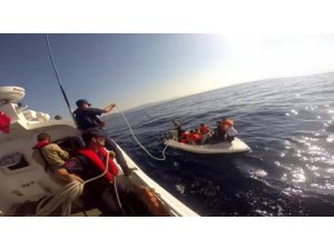 Tekneleri su alan kaçakları Sahil Güvenlik kurtardı