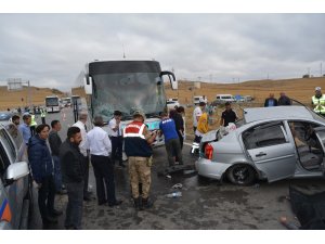 Sivas’ta yolcu otobüsü ile otomobil çarpıştı: 2 ölü, 3 yaralı