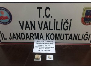 Şüpheli yolcuların üzerinde uyuşturucu ele geçirildi