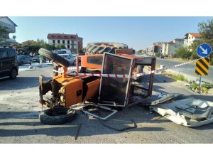 İşçi servisi traktöre çarptı: 4 yaralı