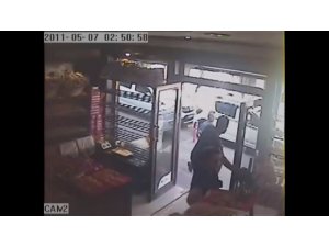 İçinde 11 bin lira olan çantayı 35 saniyede çaldı...O anlar kameraya yansıdı
