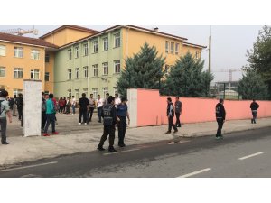 Okullar açıldı polis önlerinde kuş uçurtmuyor