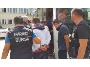 Okuldaki öğrencilere satacakları haplarla yakalandılar