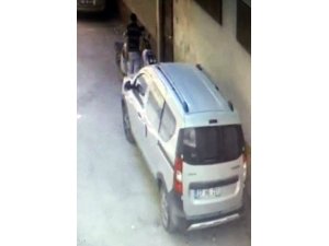 Motosikletin heybesindeki cep telefonunu böyle çaldı