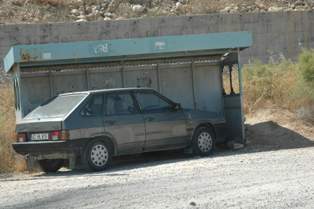 Otobüs durağına arabasını park etti