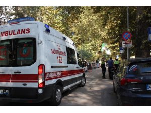 Geri giden otomobilin çarptığı yaya yaralandı