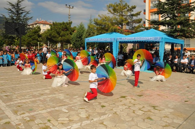 Öğrencilere çanta ve kırtasiye seti