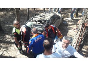 Virajı alamayan otomobil okul bahçesine uçtu: 2’si ağır 4 yaralı