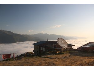 Kaçkarlar'daki sis bulutu ziyaretçilerini büyülüyor