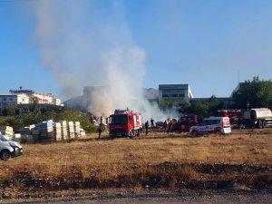 Malatya’da boş arazideki tahtalar yandı