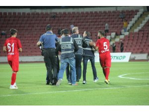 Balıkesirspor Baltok  Ümraniyespor maçı hakemine seyirci saldırdı
