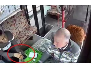 Kaşla göz arasında otobüs sürücüsünün telefonunu çaldı