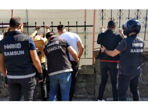 Samsun’da narkotik ekipleri okullar bölgesinde uygulama yaptı