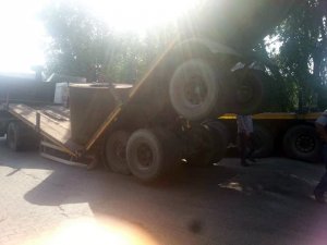 Rulo sac yüklü tırın dorsesi ikiye bölündü