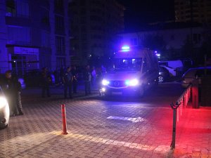 Annesini bıçakla yaralayıp kendini eve kilitledi