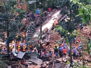 Mangkhut Tayfunu Filipinler’de can almaya devam ediyor