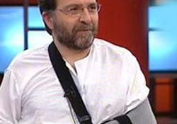 Bir elinde Kur'an bir elinde konyak