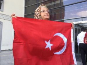Fatma nineden, teröristlere bayraklı tepki
