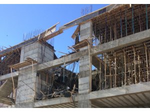 Elazığ’da inşaatta kalıp çöktü:2 yaralı