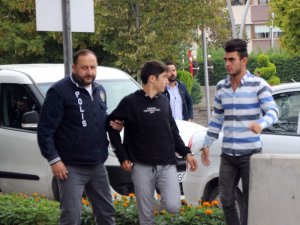 Adliyeye girerken “1 saat sonra çıkacağız” diyen hırsızlık şüphelileri serbest bırakıldı