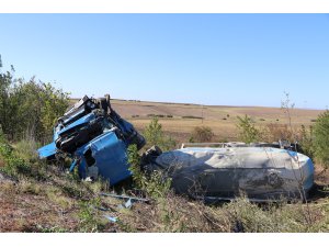 Şarampole devrilen tırın sürücüsü yaralandı