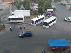 İşçi midibüsleri çöken yola saplandı