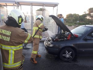 Alev alan otomobili itfaiye ekipleri söndürdü