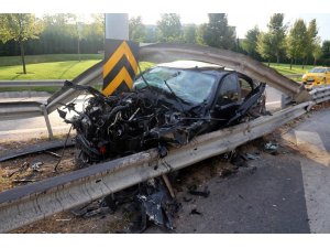 Bayrampaşa’da Lüks otomobil trafik levhasına saplandı; 1 yaralı