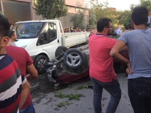 2 araca çarpıp 2 ağaç deviren otomobil yayaya çarptı: 1 ölü 5 yaralı