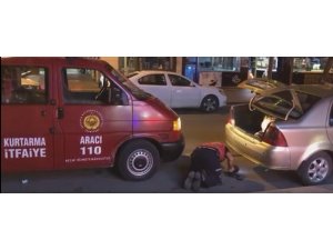 Otomobil’in içine kaçan kediyi itfaiye kurtardı