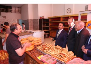 Vali Aktaş, esnafa gül dağıttı