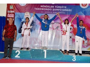 Kağıtsporlu miniklerden bronz madalya