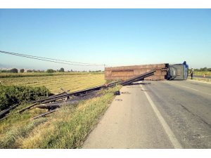 Manisa’da doğalgaz borusu yüklü tır devrildi: 2 yaralı