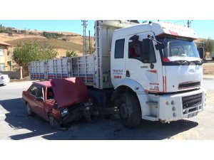 Kamyon ile otomobil çarpıştı: 5 yaralı