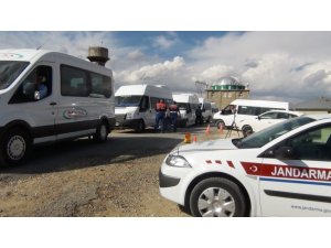 Erciş’te Jandarma trafik timlerinden öğrenci taşıyan servis araçlarına sıkı denetim