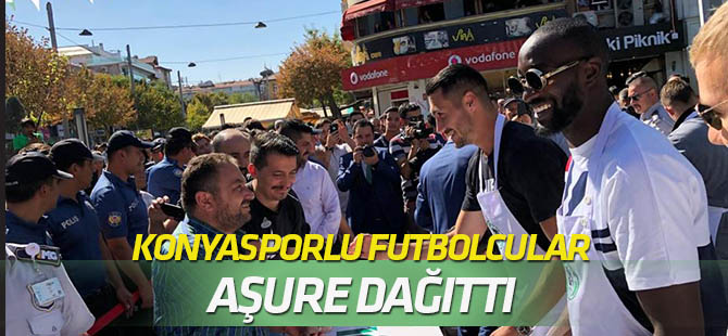 Konyasporlu futbolcular aşure dağıttı