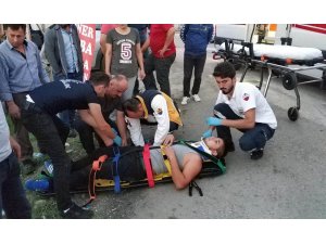 Motosiklet kamyonete çarptı: 1 yaralı