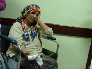 Yem makinesine ellerini kaptırdılar