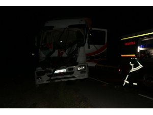 Tır, kamyona arkadan çarptı; 1’i ağır 2 yaralı