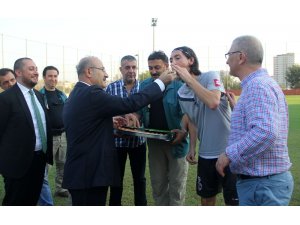 Vali Demirtaş’tan Adanaspor’a baklava