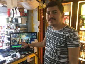 Markete müşteri kılığında gelen telefon hırsızı kamerada