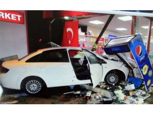 Hızını alamayan otomobil akaryakıt istasyonunun marketine girdi